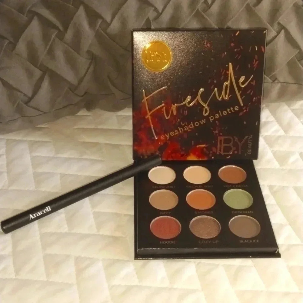 Fireside eyeshadow palette and Araceli ojos Perfectos Liquid eyeliner blk